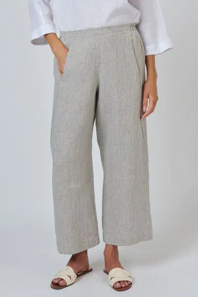 GA398 is a full length, wide leg trouser featuring two front pockets. Made from 100% breathable linen, this is a tailored look that pairs with just about anything from a cosy jumper to a loose fitting shirt. Gathered detailing at the back waistband offers