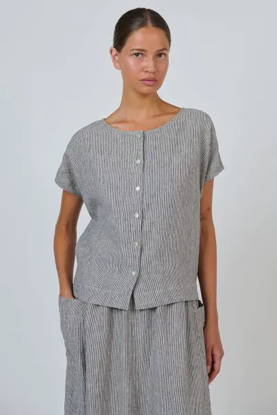 A breath of fresh air for your closet, the GA504 offers a relaxed fit that effortlessly flatters the figure. With its 100% linen fabric and easygoing design, featuring a round neckline and short sleeves, it is the perfect top for warm days. Pair it with a