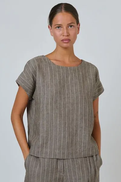 Simple enough to wear everywhere, sharp enough to mean it. This GA686 relaxed linen top features a soft scoop neckline and a boxy, cropped silhouette with short cap sleeves. The back mirrors the front for a fuss-free, minimal finish that pairs effortlessl