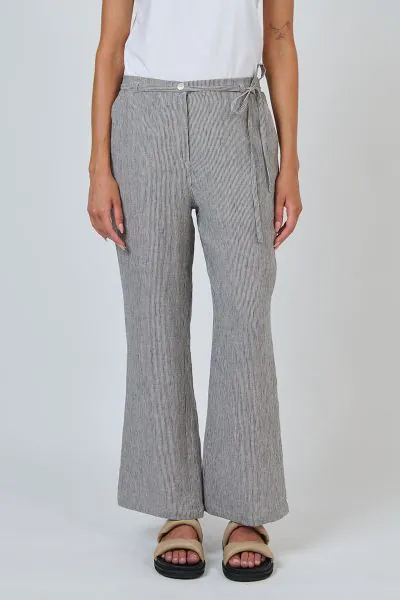 Tailored ease meets relaxed refinement in these wide leg trousers. These GA700 trousers feature a flattering high waist with elasticated back, a removable self-tie belt for adjustable styling, and practical side pockets. Crafted from breathable linen with