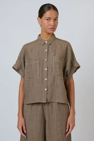 Casual refinement with practical details. This GA723 shirt features a classic collar, button-front closure, and two patch pockets. The oversized boxy fit with cuffed short sleeves in breathable linen creates a relaxed yet polished look that works beautifu