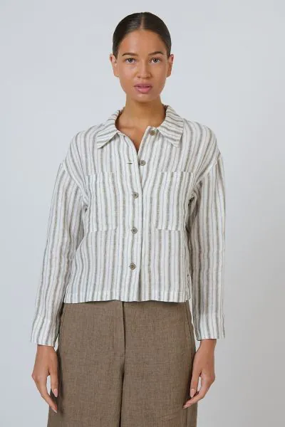 Your new throw on and go layer. This GA732 cropped linen jacket is crafted in a classic linen and features a relaxed shirt collar, tonal button fastening down the front, and two generously sized patch pockets. A structured back yoke and button cuff long s