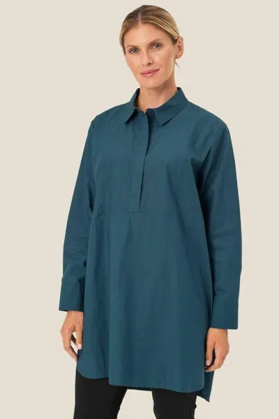A simple look can sometimes be the most expressive like this tunic. It has the most beautiful colour and is designed in crinkled soft cotton with a perfect cut. The fine shirt collar with button placket creates a stylish look and the classic straight line