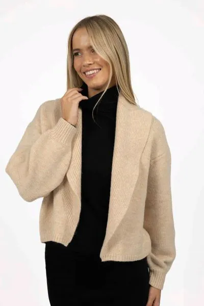 The Liana Cardi is back. She is a stylish addition to any winter wardrobe, keeping you lovely and warm all season long. Liana offers a nice change from a jacket or coat that can cover everything and take over your whole look. The complementary detachable 