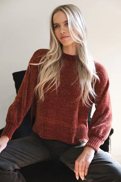 If you are craving a soft and cosy, casual knit this season, then the Humidity Lifestyle Chenille Jumper Light Grey is your dream piece. Crafted from a plush chenille knit, it offers warmth without weight while still giving you a polished look. Featuring 