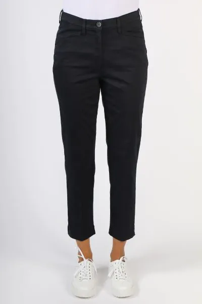 The style Lorella in high-quality super dynamic cotton quality is chino trousers for a well dressed appearance in any situation. Excellent stretch and rebound values guarantee the stable shape of the Super Dynamic Cotton quality. Whatever you intend, the 