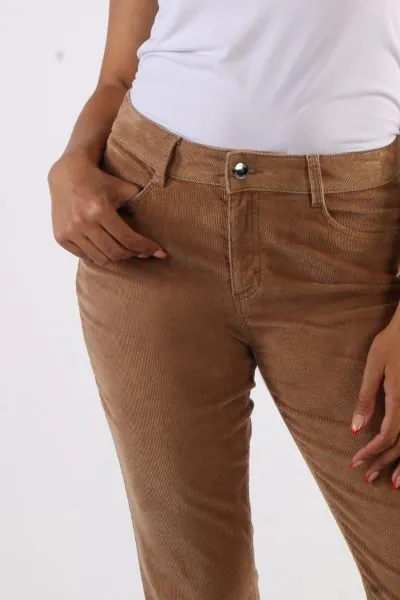 For women, the Style SHAKIRA is a trend item. With their versatile styling, these five pocket pants are a fashionable highlight for your look. The slim bootcut womens pants with a regular waist optimally highlight your figure thanks to the slim cut. The a