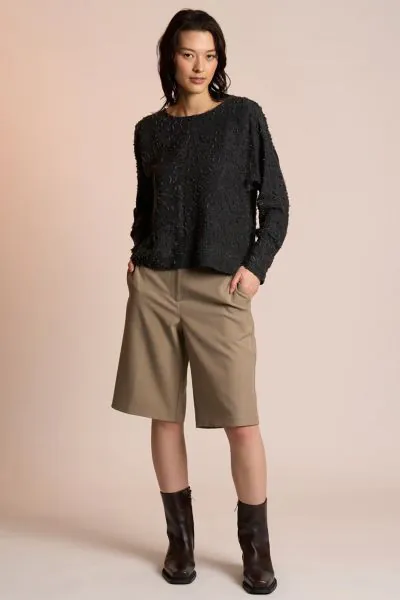 Our Neris Jetts Pant is an elegant, tailored straight leg trouser featuring both front and back pockets and a clean zip and hook and eye closure. Thoughtful details such as the refined false coin pocket elevate this minimalist design. Pair with the easy t
