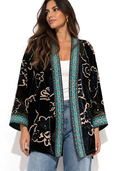 Rich, expressive, and effortlessly dramatic, the Merhawi Kimono in Monade Burnout brings signature Johnny Was opulence to any outfit. Crafted from plush burnout velvet with intricate contrast trim, this relaxed kimono style jacket flows beautifully and la