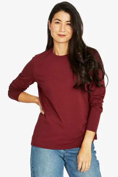 Our Core Crew Long Sleeve Tee is a staple for every wardrobe. This top features a minimalist design with a focus on versatility and comfort. The fit is relaxed yet structured, offering ease of movement. Its classic crew neck adds to its timeless appeal. 6