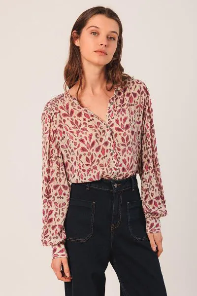 This shirt with fitted shoulders and smock details features a relaxed fit and lightweight, sustainable viscose georgette fabric. The statement making print, long sleeves and easy fit, go for a stylish look that keeps you looking fresh all day long. KI197.