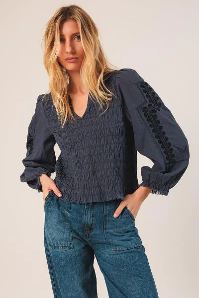 If you are looking for a romantic shirt, this is your ally for the season. Slightly dropped shoulders and balloon sleeves, plus a regular fit. Full of details like ethnic embroidery, lace inserts and pleats. Style it with easy jeans. Style KI220.
