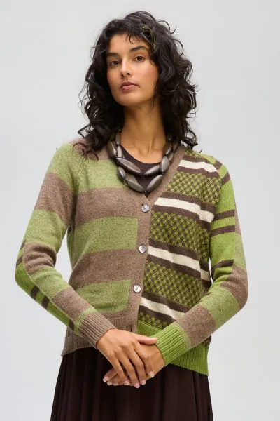 Elevate your wardrobe with our LD and CO Groove Stripe Cardi. Crafted with the finest materials and attention to detail, this textured cardi exudes sophistication and class. Its luxurious texture and elegant design make it a must have for any fashion forw