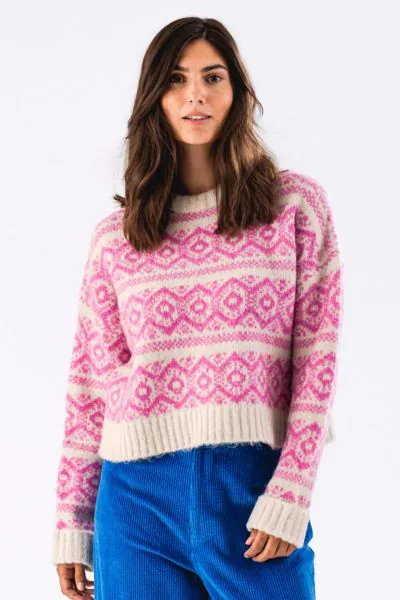 The Lottie sweater is a stylish and comfortable knit that combines traditional pattern knitting with modern design. It is made from a soft and warm quality, perfect for chilly days. The sweater features a classic round neck and long sleeves with wide, tur