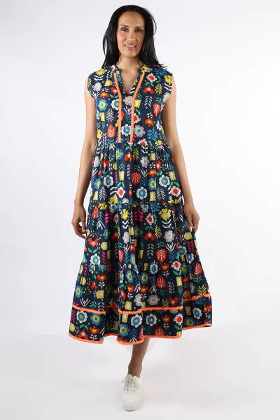 The fun easy dress for summer sashaying with your every step, Kalina is the dress for you. The sleeveless dress in a tiered design and contrasting trim details is a perfect dress for the season. Easy sneakers or gladiators for the easy brunch or on the go