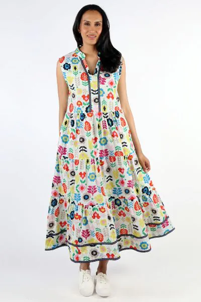 The fun easy dress for summer sashaying with your every step, Kalina is the dress for you. The sleeveless dress in a tiered design and contrasting trim details is a perfect dress for the season. Easy sneakers or gladiators for the easy brunch or on the go
