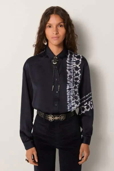 A shirt that commands attention, this Elizabeth shirt does just that. In a tie and dyed detail and a luxe viscose, the shirt exudes a western charm with its shirt relaxed tailoring and gathered long sleeve detail. Style this shirt with high waisted denims