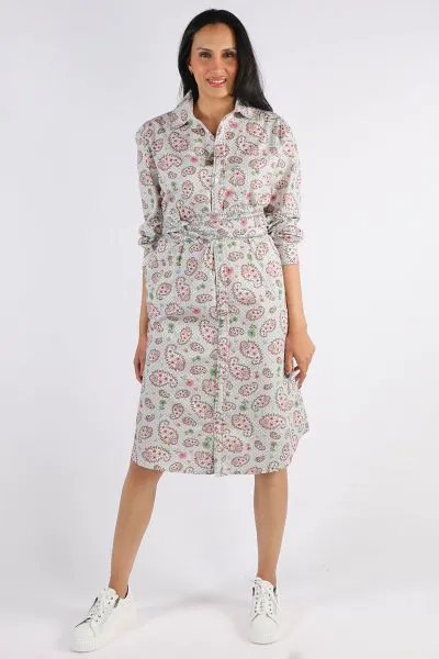 An easy floral dress by Mandalay, this Duncan shirt dress ticks all the summer boxes. In an easy cotton, the A line shirt dress in cotton has an overall printed florals in paisley motifs, button up front and full sleeves. An embroidered belt helps cinch i