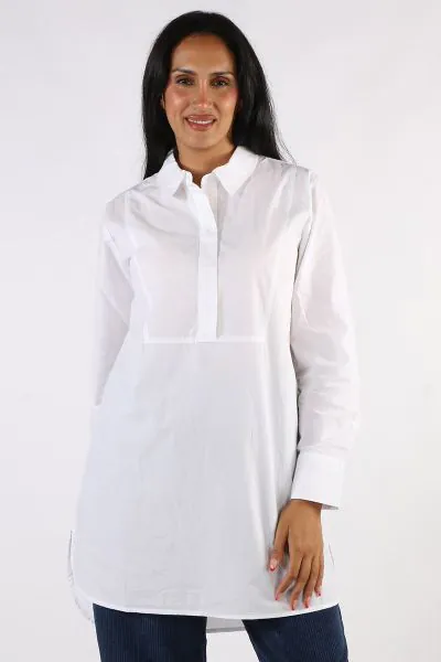 A simple look can sometimes be the most expressive like this tunic. It has the most beautiful colour and is designed in crinkled soft cotton with a perfect cut. The fine shirt collar with button placket creates a stylish look and the classic straight line