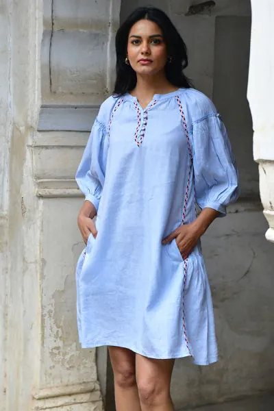 Elevate your everyday wardrobe with the Maya Shift Dress in Sky. Crafted from 100% breathable linen, this timeless shift silhouette is detailed with bespoke embroidery trims along the neckline and side godets for a touch of artisanal charm. Thoughtfully d