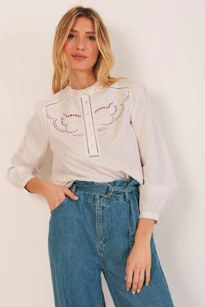 This poplin shirt will be the most special shirt in your wardrobe. It has a square collar and half placket buttoned closure, plus hand cut floral motifs. The striped poplin fabric with a romantic touch makes it a unique garment. MC230.
