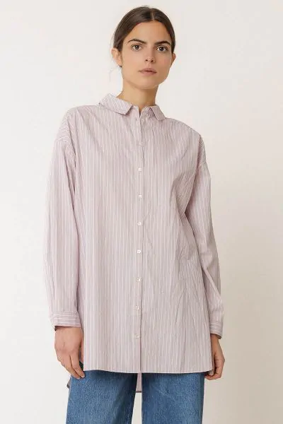 This long poplin striped shirt is a basic we should all have in our wardrobe. With its shirt collar, dropped shoulders, and side slits. MC231.
