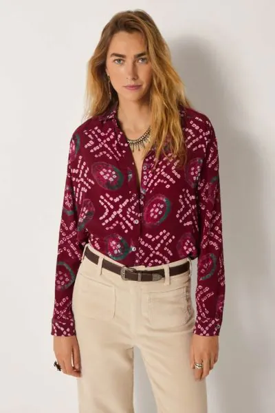 Relaxed tailoring is the order of the season and this Ana Shirt is a perfect go to for the season. In a tie and dye fabric, the relaxed tailored classic button down shirt with long sleeves takes you from day to night. Style it with high waisted pants or e