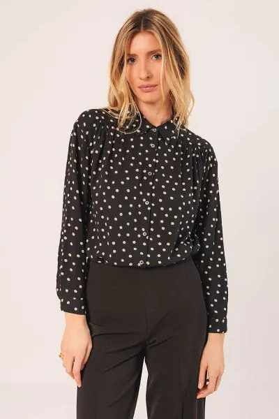 This basic polka dot shirt is going to be one of your go to pieces for everyday wear. It has a classic collar, dropped shoulders and a flared cut. The drape of the fabric and its relaxed fit make it a very comfortable garment. MI185.
