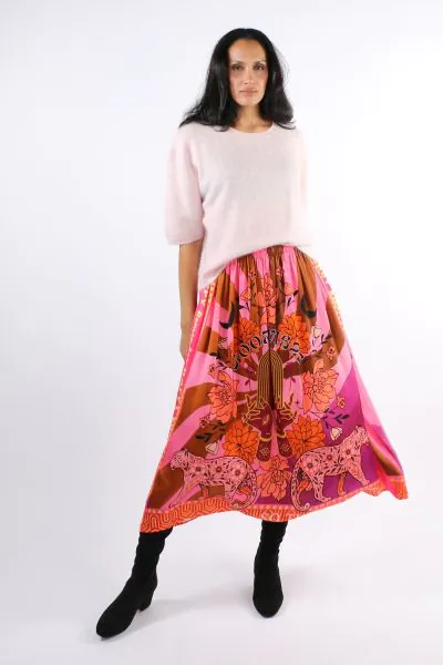 Patterned viscose skirt in shades of red and pink. Flowing viscose skirt with a striking pattern. The relaxed fit ensures maximum comfort. style MG12810.