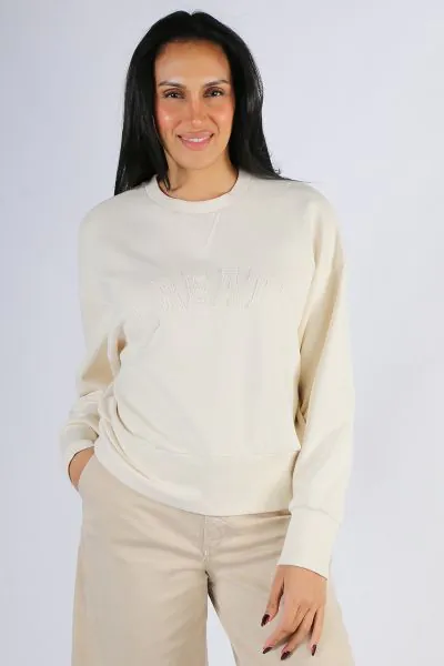 Achieve effortless cool with this must have sweatshirt, featuring a relaxed fit, drop shoulders, and bold chest lettering. With its voluminous sleeves and preppy, retro college vibe, it pairs perfectly with dark blue denim for a standout look. 168550.

