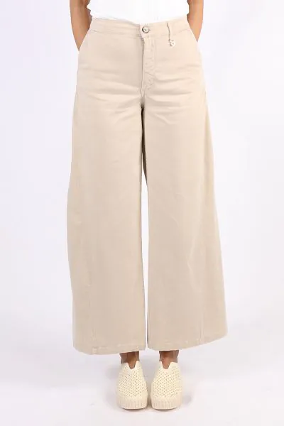 Elevate your everyday ensemble with the stylish Mos Mosh Nelly Rosemany Pant. Designed for a snug yet comfortable fit, these trousers feature a flattering mid rise and are made from a soft, high quality fabric. Detailed with zippered pockets and a chic le
