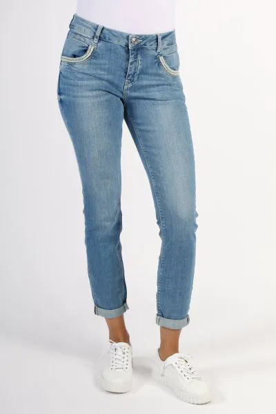 Regular fit jeans with a high/mid-rise waist. The trousers are finished with braided trim on the pockets and a leather badge on the back. Style 151770.