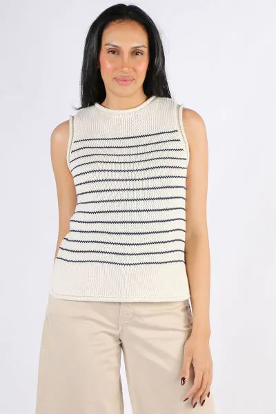 Refresh your wardrobe with this knitted sleeveless top, crafted from organic cotton in a heavy, but soft feel. Designed in a regular fit, it features rolled edges, small side slits, and classic horizontal stripes for a preppy vibe. Perfect with denim or c