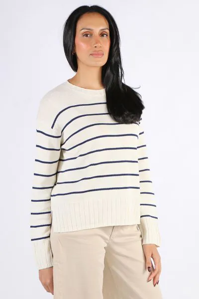 Stay warm this season with this cashmere and wool knit. It has a slightly oversize fit and is finished with ribbed details on the round neck, cuffs, and bottom hem. It has a slit on easy vibe, giving it a perfect fit to wear with wide leg jeans. 168640.