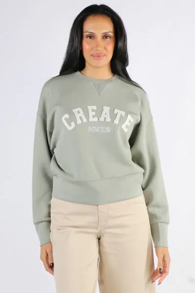 Achieve effortless cool with this must have sweatshirt, featuring a relaxed fit, drop shoulders, and bold chest lettering. With its voluminous sleeves and preppy, retro college vibe, it pairs perfectly with dark blue denim for a standout look. 168550.
