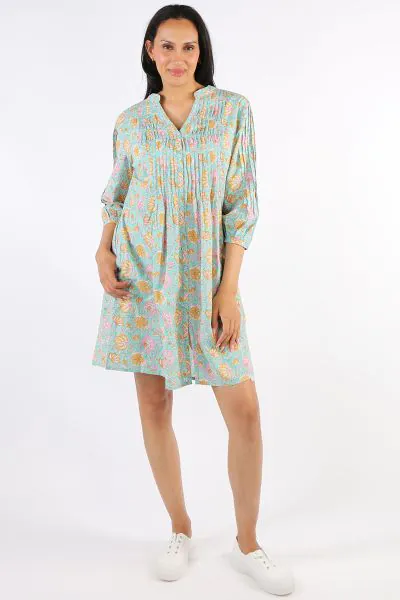 A cute floral number, this Nebraska Tuck Dress by Ibsa is an easy dress that is perfect for everyday. In an overall floral block printed cotton, the dress with 3/4 sleeves, has an open neck, and pleated detail on front and back. Falling above your knees, 