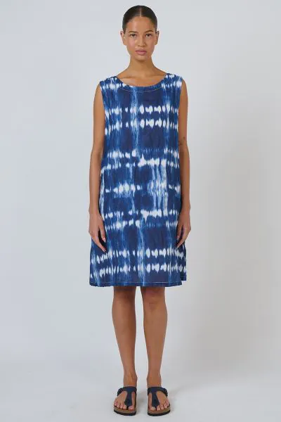 Wears like a favourite, looks like you planned it. The Shadow Typhoon Shift dress is crafted from breathable 100% cotton and features full length back buttons, a gentle A line cut, and a subtle slit for ease of movement. Finished with side pockets and a f