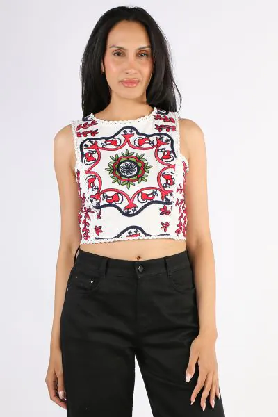 Pearl and Caviar Samarina cotton sleeveless crop top featuring a round neckline, lace details along the hems and embellished with an impressive embroidery allover. S25P1235.
