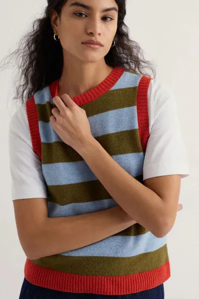 Add some playful colour to your outfit with the Seasalt Pinwell Vest, designed in the vibrant Bright Seagrass Mix. Crafted from a soft and cosy blend of 80% lambswool with 20% recycled nylon, this medium weight knit offers warmth without bulk. The relaxed