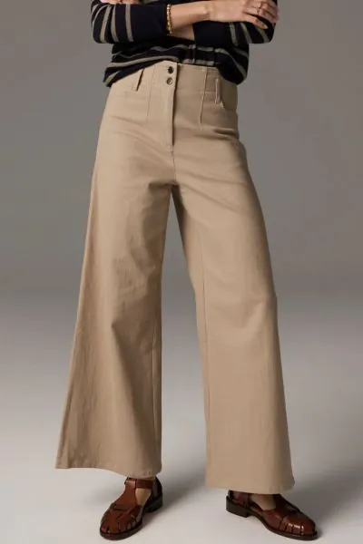 Be on the trend this season with these wide leg pants by Pol. The Lauren wide leg jeans in stretch cotton twill with two button closure can be paired with easy tanks and shirts. PP3830B.