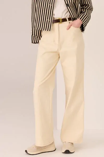 Made from cotton denim with a touch of spandex, the Lana Wide Leg Jeans offer a new full length silhouette with just enough stretch for all day comfort. Mid rise waist for a flattering fit. style PP5780.