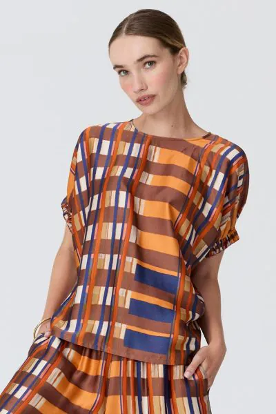 The Lattice Top features an oversized silhouette and elasticised cuffs in our exclusive Lattice Print. Round neckline - keyhole closure at back neck. Oversized, draped silhouette tapers in towards the hem. Dropped armholes. Short sleeves with elasticised 
