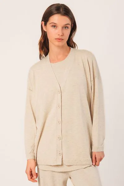 This V neck jacket is made of wool knit combined with Seawool yarn. It has a roomy, modern and comfortable fit for everyday wear. RD480 .
