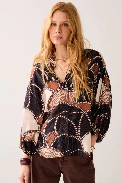 Loose fitting blouse in a slightly transparent fabric with all over print. The blouse has a lowered shoulder seam, a shoulder yoke with gathering and three quarter sleeves with elasticated cuffs.Loose fit, Collar, Button down fastening, Side slits. 2S3458