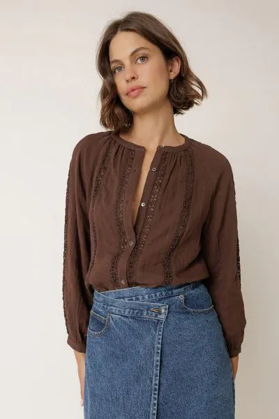 Our romantic crew neck, raglan sleeve blouse features lace trim. It's made from double layered cotton chiffon. Perfect for between seasons. AD831.
