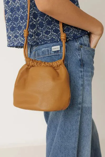 Indi and Cold Ruched Leather Bag In Cinnamon
