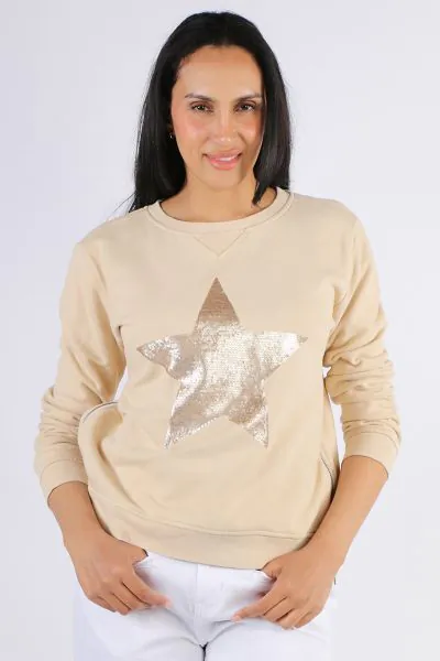 This must have sweatshirt is crafted from lightweight cotton for increased comfort. The zip detailing and graphic prints add a unique touch, making it ideal for layering in any situation. From fitness sessions to night out with friends, team yours with an
