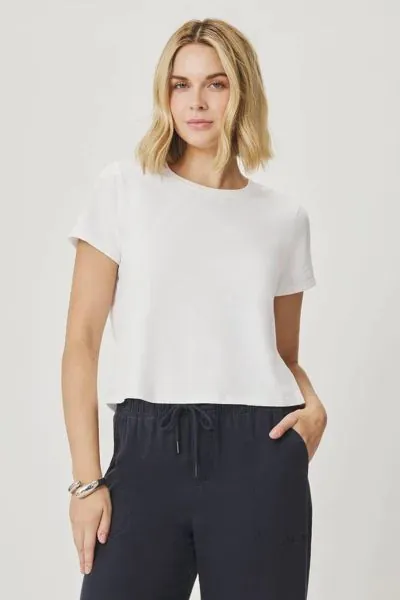 Our Louisa Short Sleeve Tee has a boxy, slightly cropped silhouette for laid-back looks all season long. It pairs perfectly will all types of high waisted bottoms. Crewneck, Short sleeves, Boxy fit, Slightly cropped. RS5K330.
