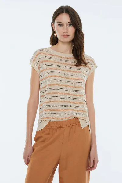 Fine knit linen and cotton sweater, made with a striped jacquard pattern. Round neckline and sleeveless. Ribbed trim at the neckline, armholes, and hem. Regular fit. 6250.
