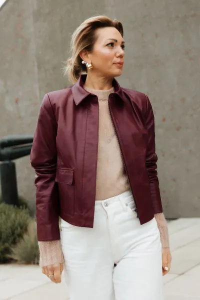 A clean cut leather jacket with a softly structured shape that feels polished without being overdone. The rich hazelnut tone adds warmth, while the minimal design keeps it timeless and easy to wear. Fitted through the shoulders with a relaxed finish throu
